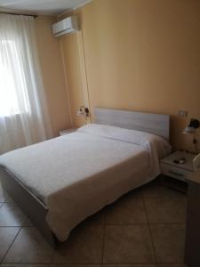 um quarto com uma cama grande e uma janela em Agriturismo solare em Perito