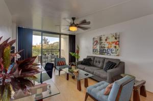 sala de estar con sofá y ventilador de techo en Mauna Loa Shores #405 condo, en Hilo