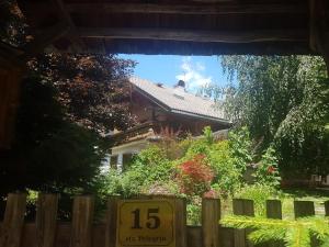 dom z tabliczką przed dziedzińcem w obiekcie Pelegrin 15 w mieście San Vigilio di Marebbe