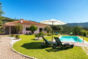 Casa con piscina, 2 sillas y sombrilla en Stunning 3-bed-2-bath villa over Douro River;Porto city - WIFI-sleep 6-10 en Aveiro