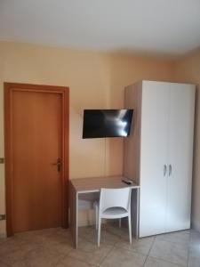 een kamer met een bureau en een witte kast bij Agriturismo solare in Perito