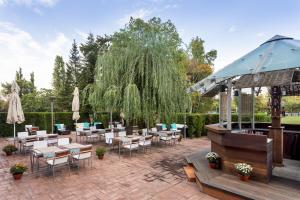 Vườn quanh Ramada by Wyndham Bucharest Parc Hotel