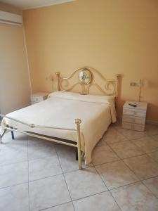 a bedroom with a bed with a clock on it at Agriturismo solare in Perito