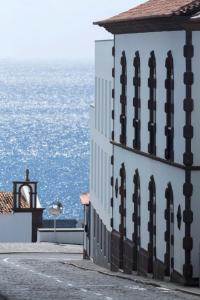 - un bâtiment avec vue sur l'océan dans l'établissement Azores Youth Hostels - Santa Maria, à Vila do Porto