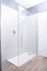 een douche met een glazen deur in de badkamer bij La MaGiA di Villa in Villanova