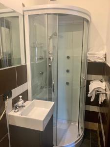 bagno con doccia e lavandino di B&B Adriatico a Giulianova