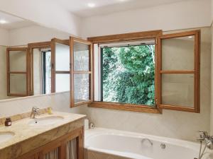 Bilik mandi di Villa Sestret By LeMón Holiday +28 gambar