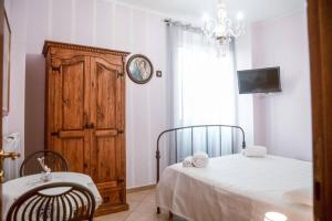 um quarto com uma cama e um relógio na parede em Annabella's Country House historic apartment em SantʼAntonio Abate