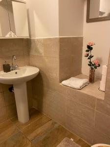 A bathroom at Virág Vendégház
