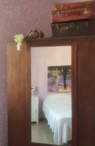 um quarto com uma cama e um quadro na parede em casa per l'osticcio vista sulla val d'orcia em Montalcino