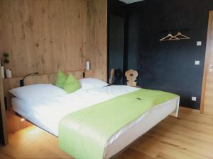 1 dormitorio con 1 cama blanca grande con almohadas verdes en Gapphof, en Lagundo