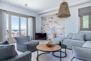 - un salon avec un canapé, des chaises et une table dans l'établissement Villa Kingstone, à Skopelos