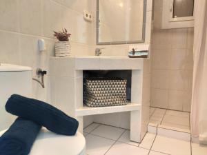 a bathroom with a sink and a toilet and a mirror at Bonito apartamento a 20m del mar in Es Pujols