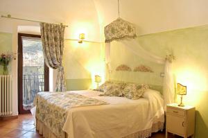 a bedroom with a bed and a window at La Casa dei Nonni Castelbianco in Castelbianco