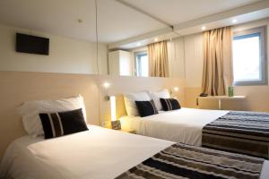 ヴィラ・ノヴァ・デ・ガイアにあるPark Hotel Porto Gaiaのベッド2台とテレビがあるホテルの部屋 +24枚の写真