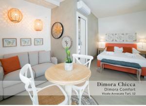 アルベロベッロにあるDimore nel Tempo - Widespread Homes & Trulliのソファ、ベッド、テーブルが備わる客室です。