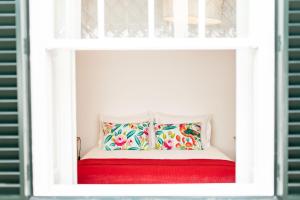 einen Fensterplatz in einem Zimmer mit zwei Kissen in der Unterkunft Apartamentos Ferreiros by Heart of Funchal in Funchal