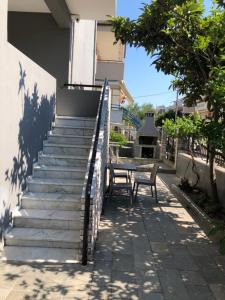 kilka schodów prowadzących do domu w obiekcie Glykanisos Suites w mieście Néa Péramos