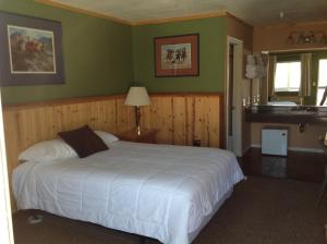 Ένα ή περισσότερα κρεβάτια σε δωμάτιο στο Whitney Portal Hotel And Hostel