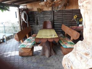 un tavolo da picnic e 2 panche su un patio di Ferienwohnung - Waldwichtel a Reudnitz