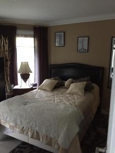 - une chambre avec un lit doté d'un ours en peluche dans l'établissement Chez Danny, à Montréal