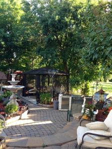 un jardin avec un kiosque et une fontaine dans l'établissement Chez Danny, à Montréal