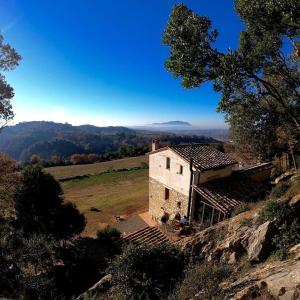 ein Haus an der Seite eines Hügels mit Aussicht in der Unterkunft La casa del tartufo in Torri in Sabina