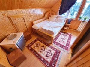 Ένα ή περισσότερα κρεβάτια σε δωμάτιο στο CASA CERBUL