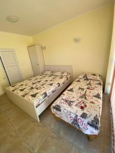 two beds sitting next to each other in a room at Villa Lina in Karolino-Buhaz
