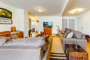 sala de estar con 2 sofás y TV en Captains Cottage on Atlantic, en Boothbay Harbor