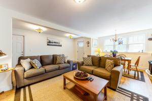 Sala de estar con 2 sofás y mesa en Captains Cottage on Atlantic, en Boothbay Harbor