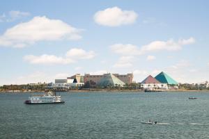 een boot in het water met een stad op de achtergrond bij Moody Gardens Hotel Spa and Convention Center in Galveston
