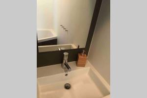 Ένα μπάνιο στο New Cozy Room with Private Bathroom Delft City P-room 1