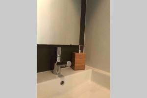 Ένα μπάνιο στο New Cozy Room with Private Bathroom Delft City P-room 1