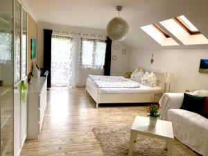 ein Schlafzimmer mit Bett und ein Wohnzimmer in der Unterkunft Haus Belli in Bad Aussee