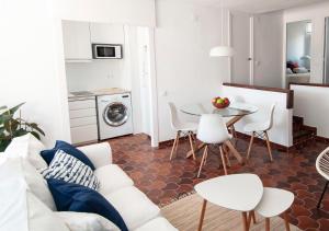 A kitchen or kitchenette at Casa Blanca Beach Apartment