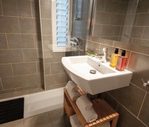 A bathroom at Casa Blanca Beach Apartment