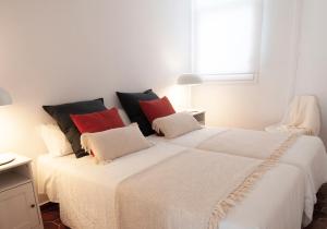 A bed or beds in a room at Casa Blanca Beach Apartment