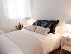 A bed or beds in a room at Casa Blanca Beach Apartment