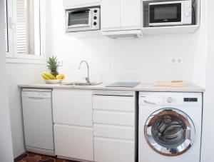 A kitchen or kitchenette at Casa Blanca Beach Apartment