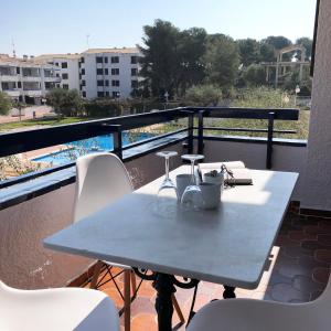 A balcony or terrace at Casa Blanca Beach Apartment