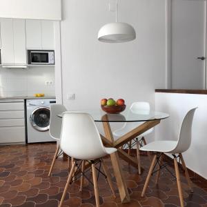 A kitchen or kitchenette at Casa Blanca Beach Apartment