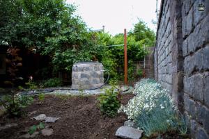 un jardín con una fuente de piedra en un patio en Guest House in Gyumri en Gyumri