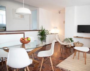 TV a/nebo společenská místnost v ubytování Casa Blanca Beach Apartment