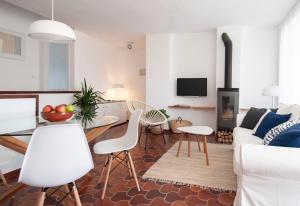 A television and/or entertainment centre at Casa Blanca Beach Apartment
