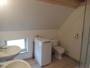 un bagno con un water e un lavandino di Holiday Home "DEN HUILAERT" Kortemark West Vlaanderen a Kortemark Altre 12 foto