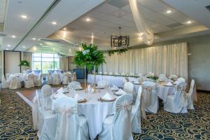 Un salón de banquetes con mesas y sillas blancas. en Little Crow Resort & Conference, Trademark by Wyndham, en Spicer 67 fotos más