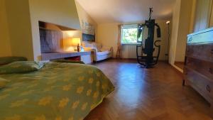 1 dormitorio con 1 cama, vestidor y sofá en Villa Sargiano, en Arezzo