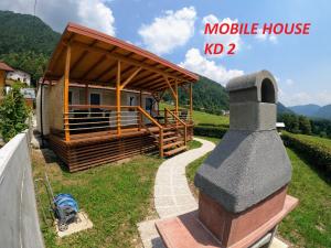 un modelo de casa móvil con techo en MOBILE HOUSE KD, en Tolmin