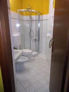 a bathroom with a shower and a toilet and a sink at Appartamento il Giglio in Montale